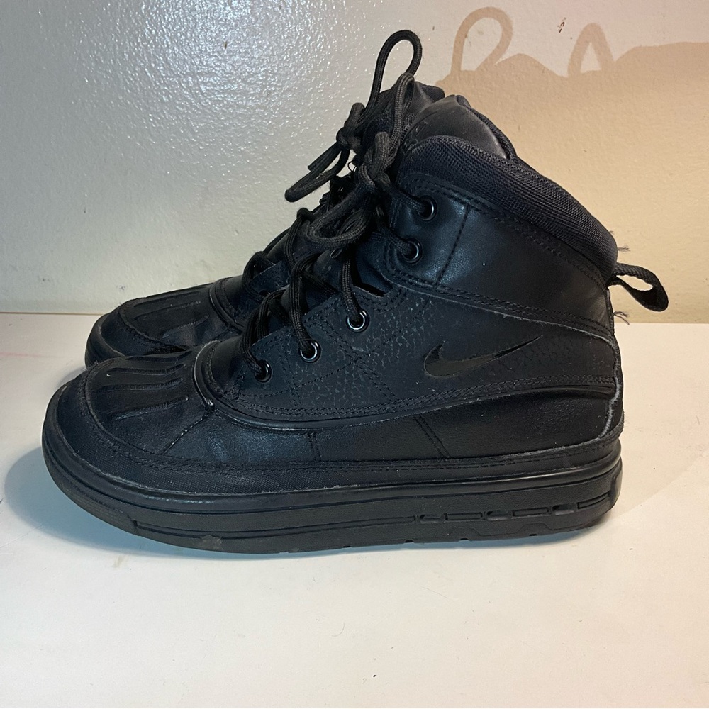 Nike ACG boots boys size 2 Y BLACKK